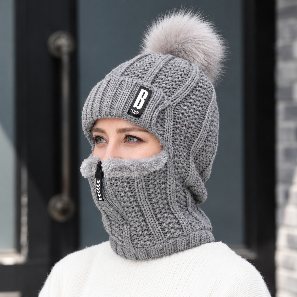 Strickmütze mit Schal und Fellbommel – Winddicht