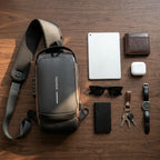 Sling Bag mit USB-Ladeanschluss aus Oxford-Gewebe