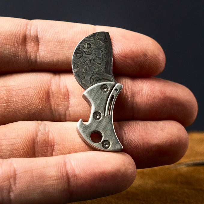Mini Flaschenöffner Titan mit Damaszener Stahl-Schneide