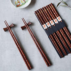 Japanische Holz-Essstäbchen mit goldenem Sakura-Design