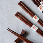 Japanische Holz-Essstäbchen mit goldenem Sakura-Design