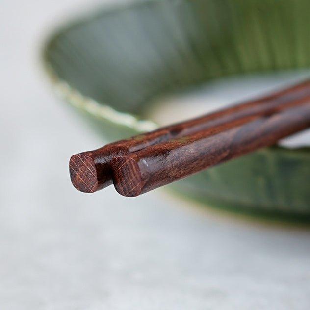 Japanische Holz-Essstäbchen mit goldenem Sakura-Design