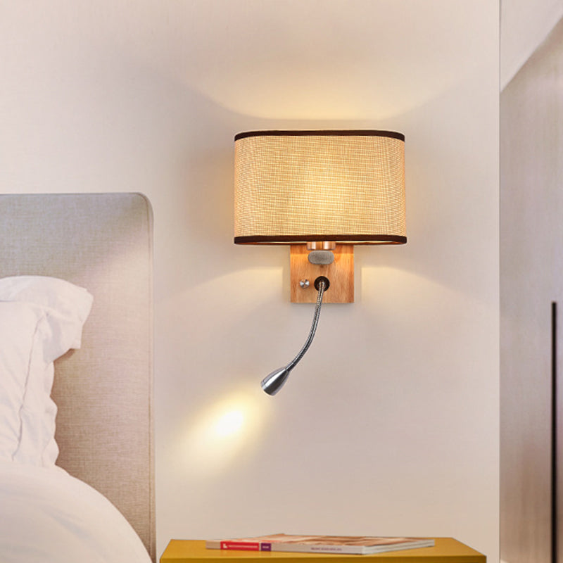 Wandleuchte mit LED-Leselicht und Stoffschirm