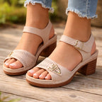 Perforierte Blockabsatz-Sandalen mit Knöchelriemen