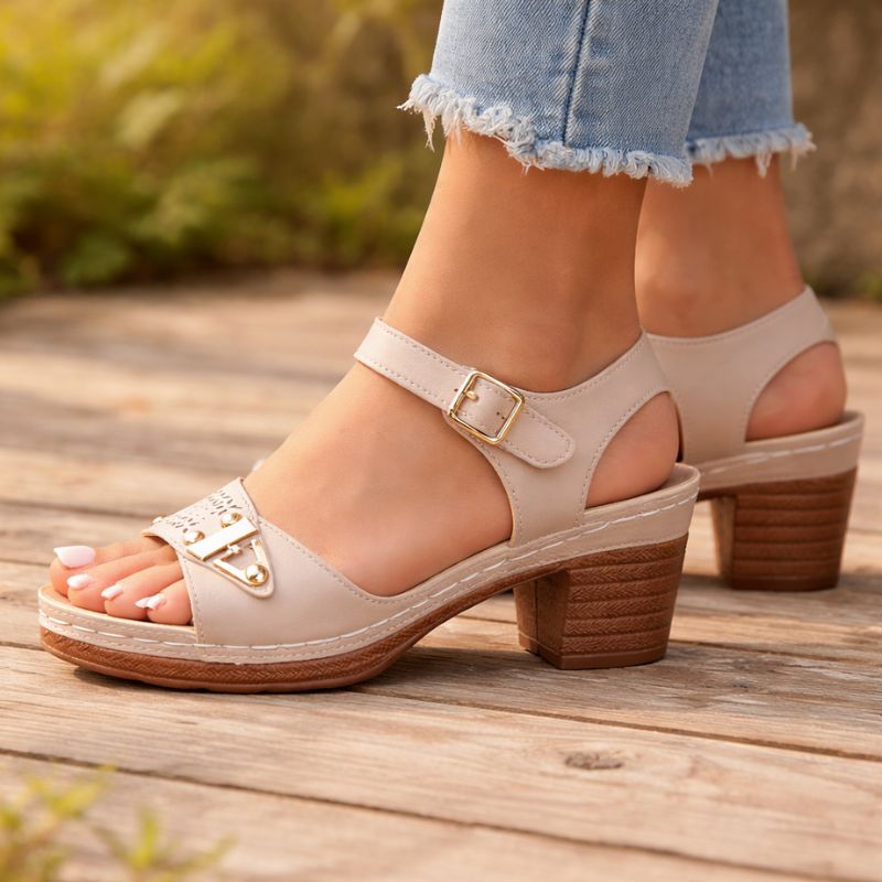 Perforierte Blockabsatz-Sandalen mit Knöchelriemen