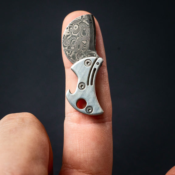 Mini Flaschenöffner Titan mit Damaszener Stahl-Schneide