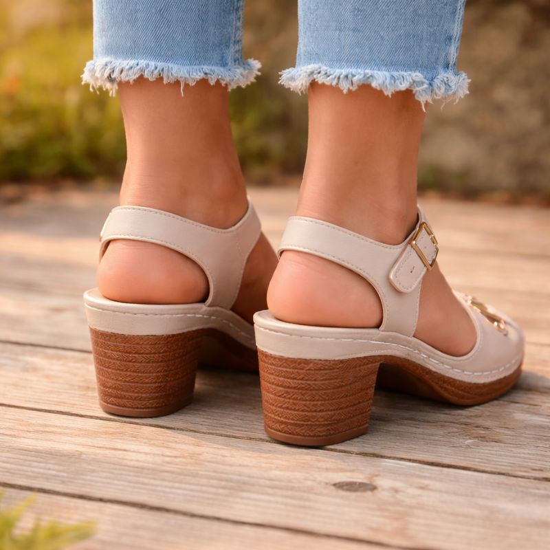 Perforierte Blockabsatz-Sandalen mit Knöchelriemen