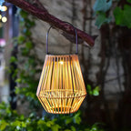 Solar-Gartenlaterne aus Rattan mit automatischem Dämmerungssensor
