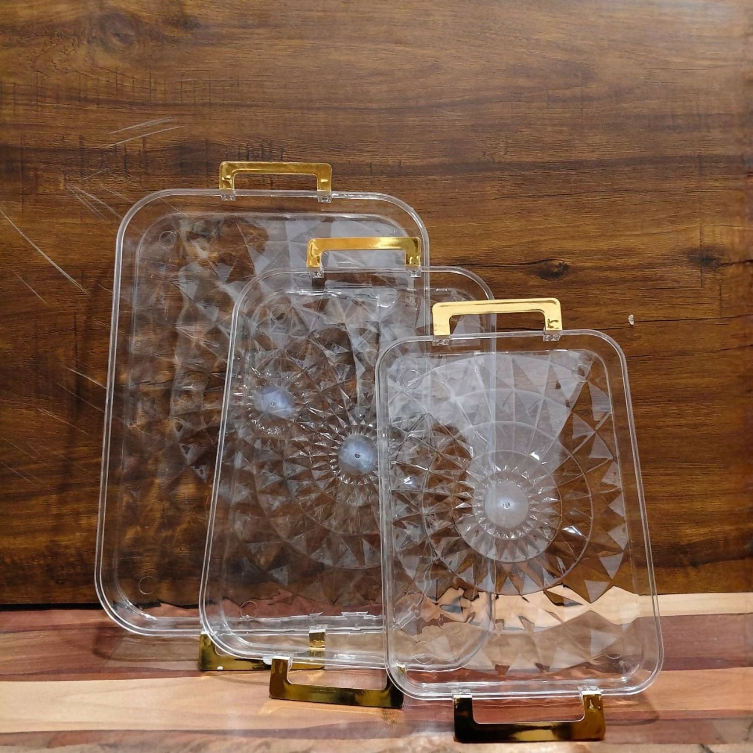 Serviertablett-Set mit Kristallmuster und goldenen Griffen