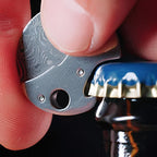 Mini Flaschenöffner Titan mit Damaszener Stahl-Schneide