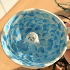 Keramiktasse mit Robben-Figur und Ozeanwellen-Design