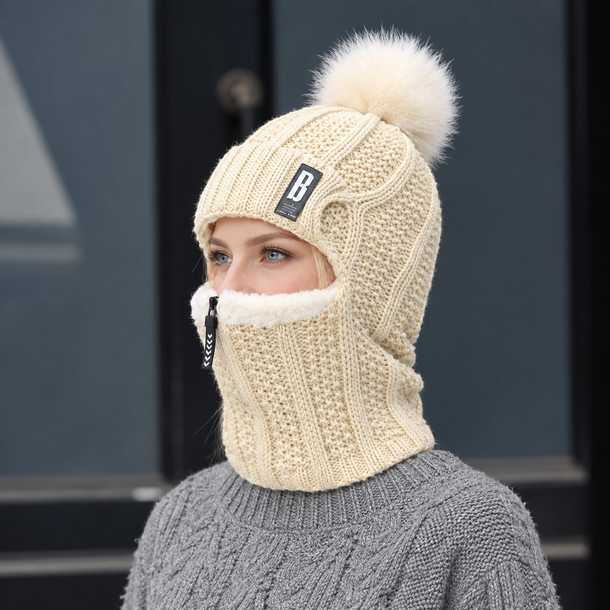 Strickmütze mit Schal und Fellbommel – Winddicht