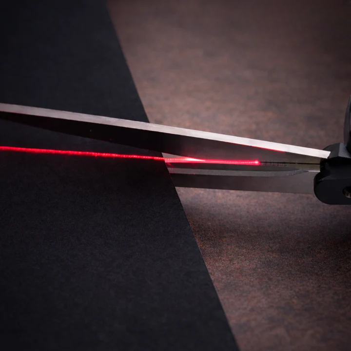 Stoffschere mit Laserführung für präzise Schnitte