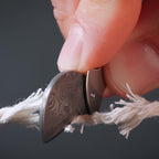 Mini Flaschenöffner Titan mit Damaszener Stahl-Schneide