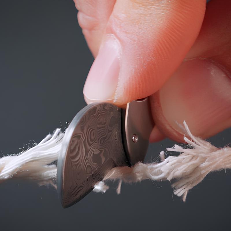 Mini Flaschenöffner Titan mit Damaszener Stahl-Schneide