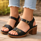 Perforierte Blockabsatz-Sandalen mit Knöchelriemen