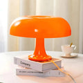Tischlampe aus Kunststoff im Bauhaus-Stil