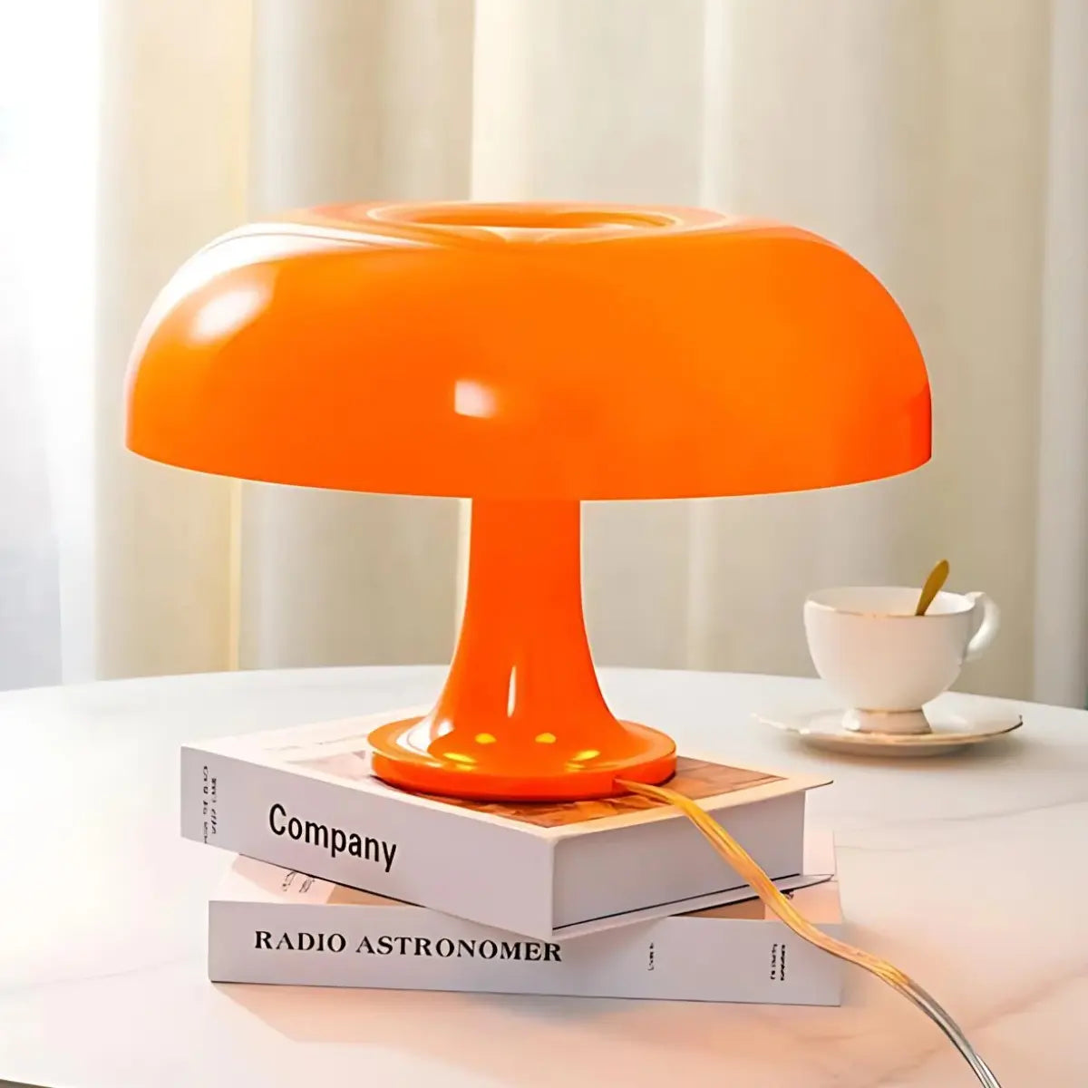 Tischlampe aus Kunststoff im Bauhaus-Stil