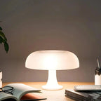 Tischlampe aus Kunststoff im Bauhaus-Stil