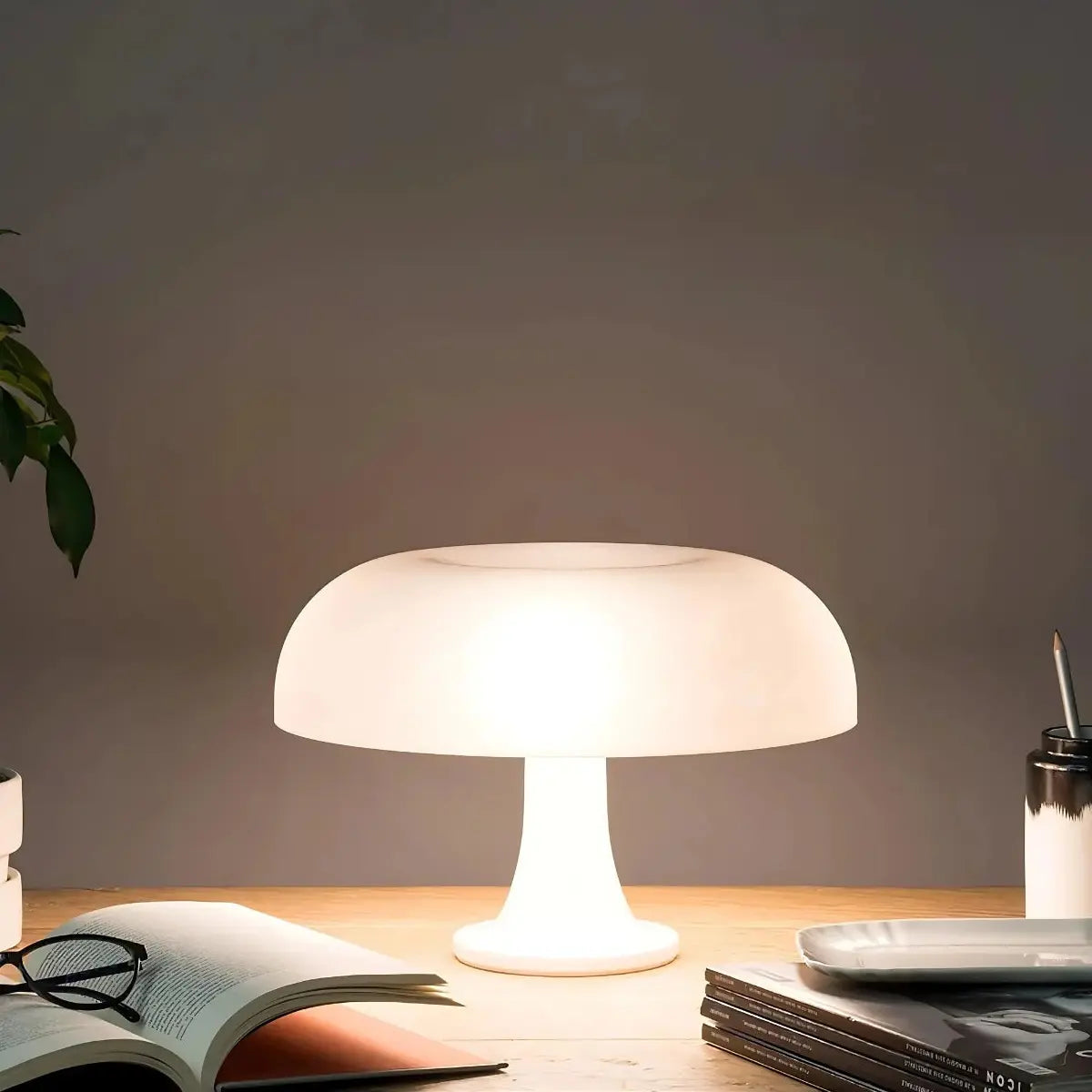 Tischlampe aus Kunststoff im Bauhaus-Stil