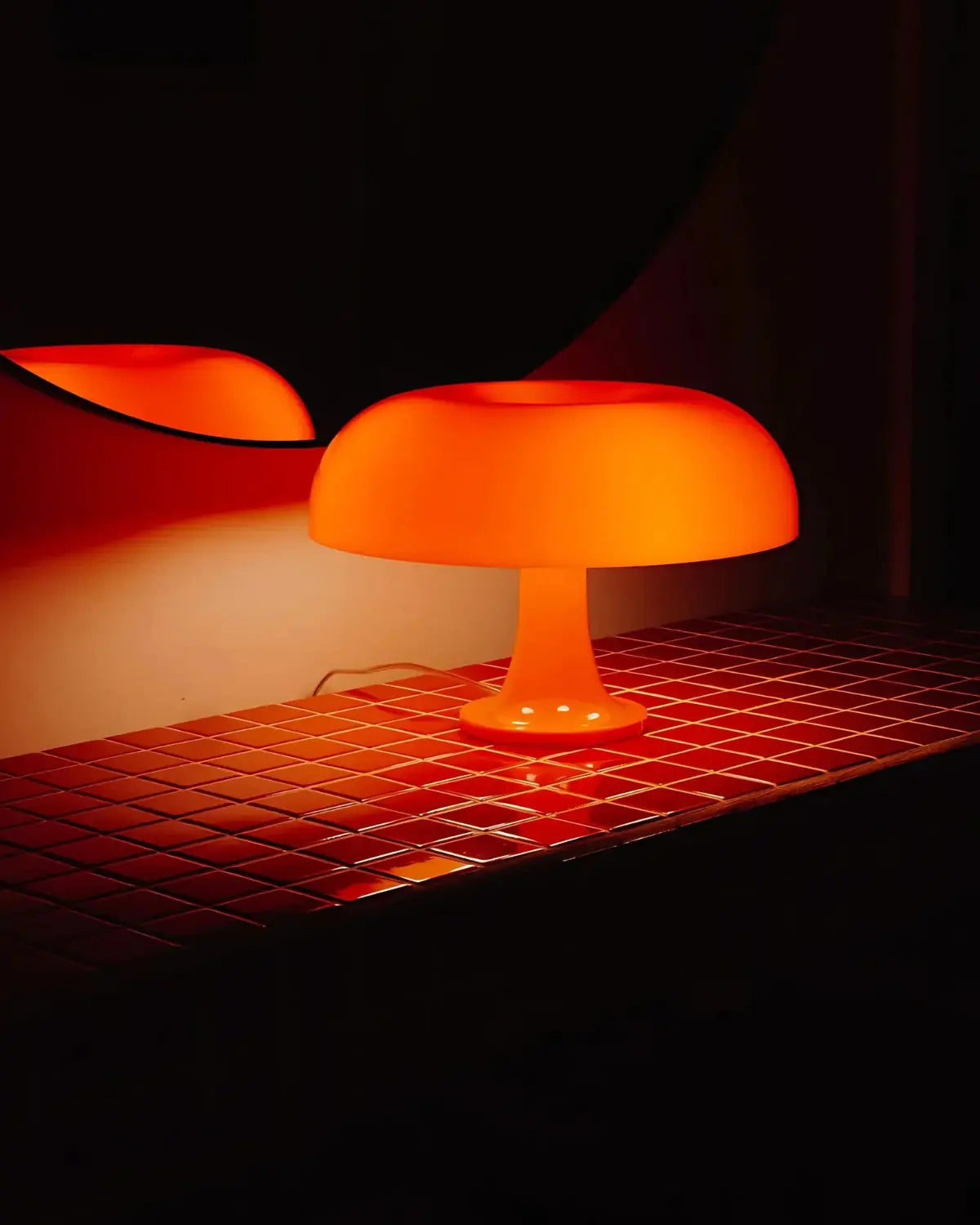 Tischlampe aus Kunststoff im Bauhaus-Stil