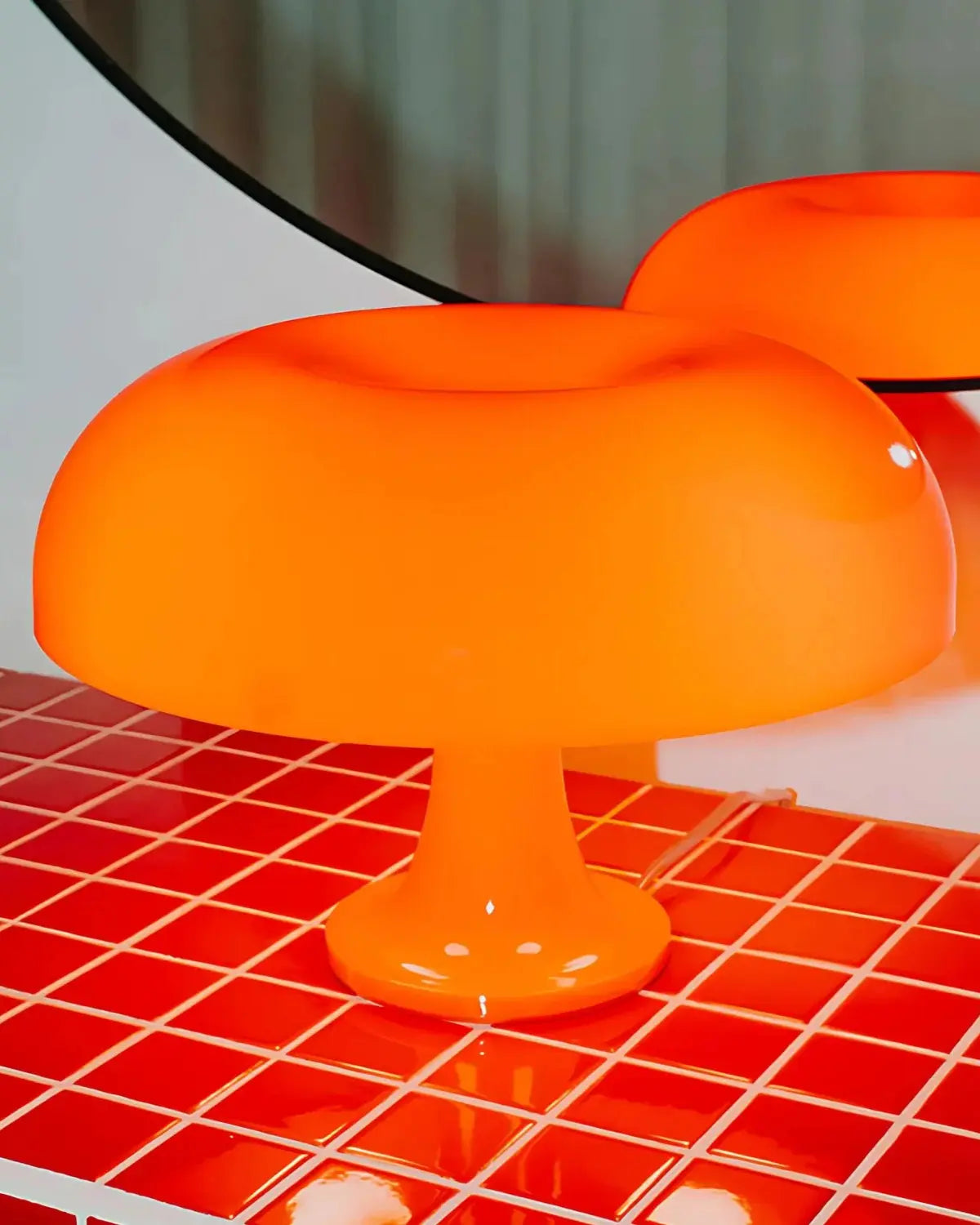 Tischlampe aus Kunststoff im Bauhaus-Stil