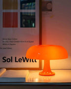 Tischlampe aus Kunststoff im Bauhaus-Stil