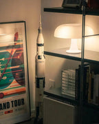 Tischlampe aus Kunststoff im Bauhaus-Stil