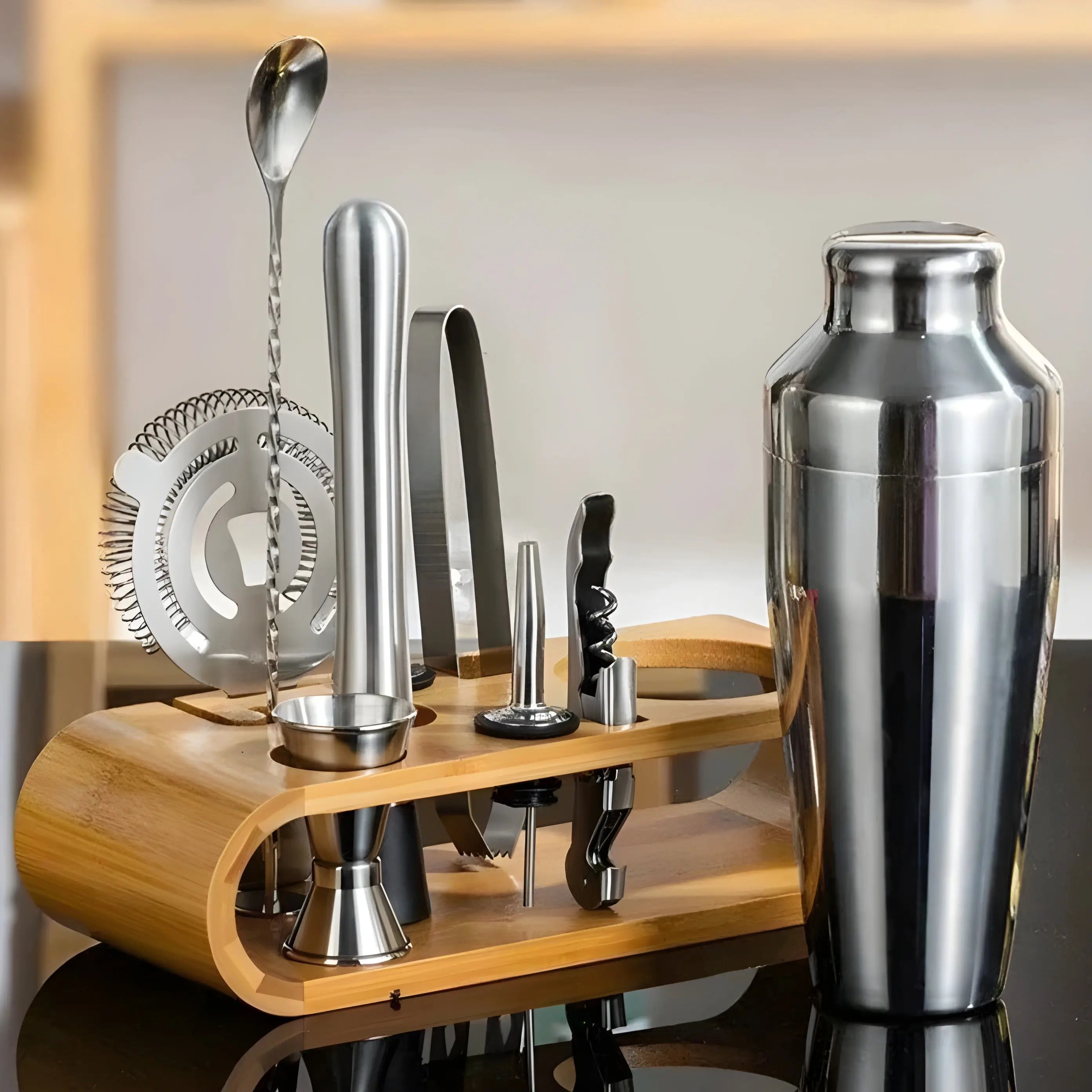 Cocktail-Set aus Edelstahl mit Bambus-Ständer