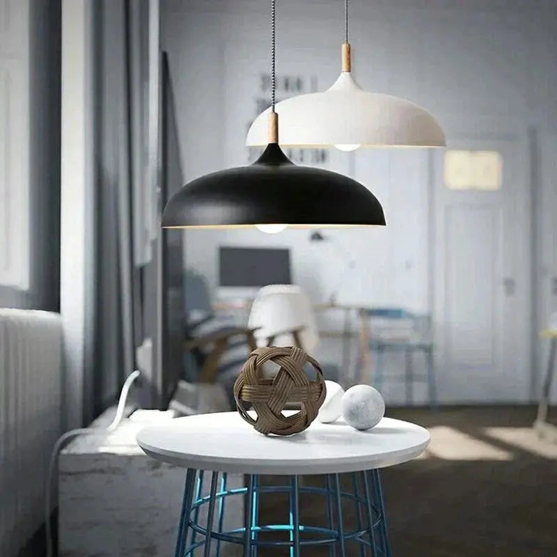 Pendelleuchte aus Eichenholz mit Metallschirm