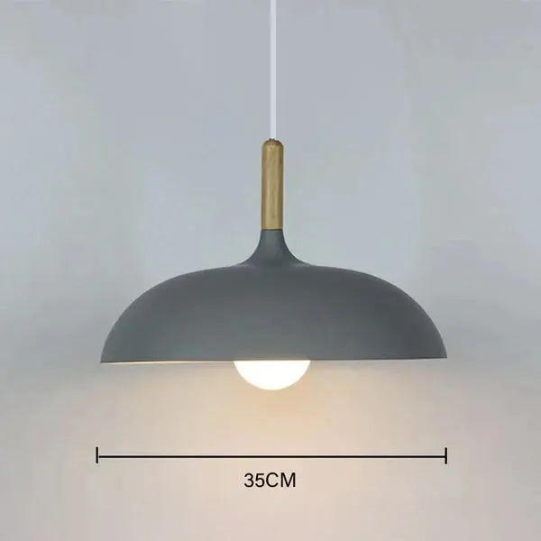 Pendelleuchte aus Eichenholz mit Metallschirm