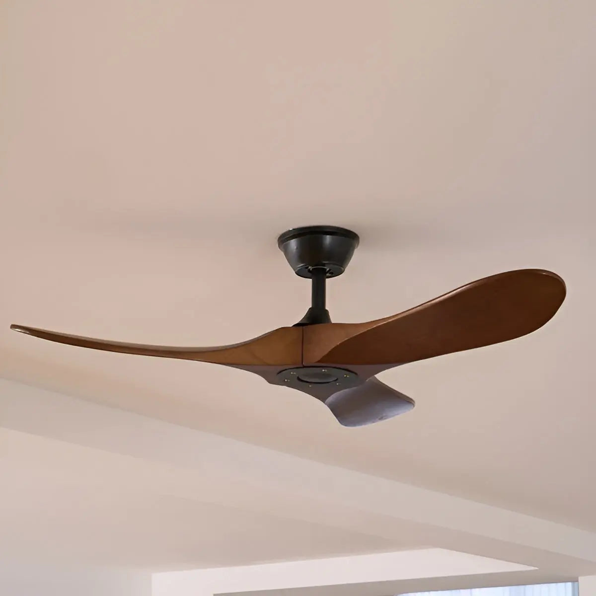 Deckenventilator aus Holz mit Fernbedienung