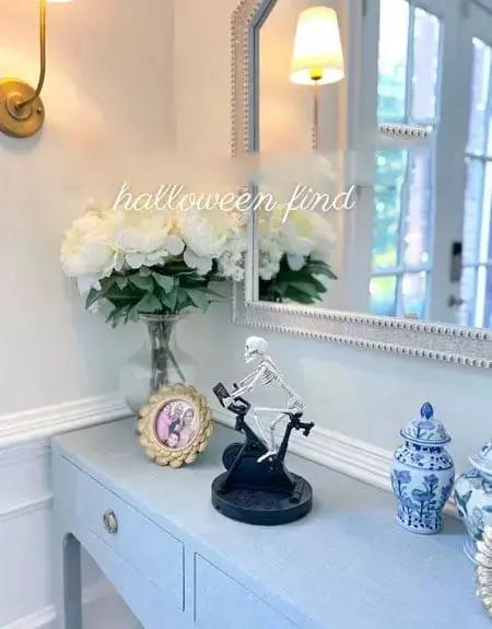 Dekofigur Skelettfahrer — schaurig charmante Stimmung schaffen