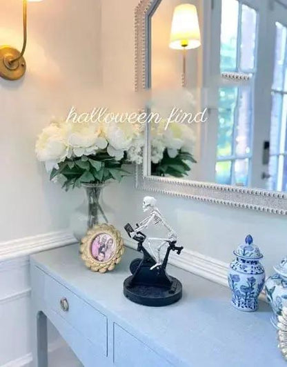 Dekofigur Skelettfahrer — schaurig charmante Stimmung schaffen