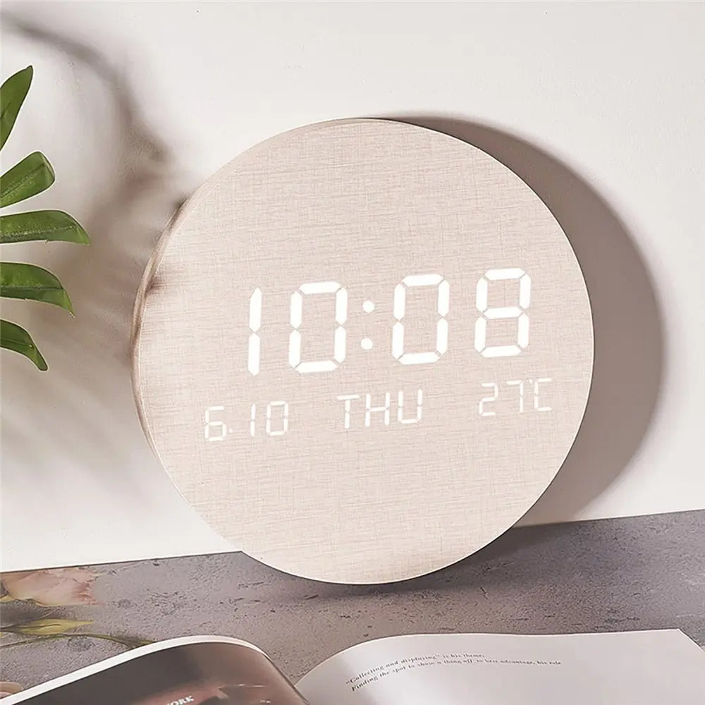 Digitale Wanduhr aus Holz – Skandinavisches Design