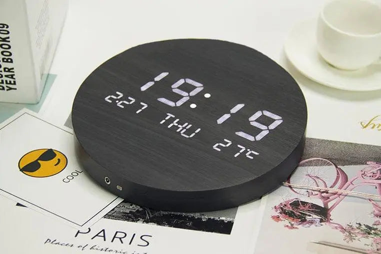 Digitale Wanduhr aus Holz – Skandinavisches Design