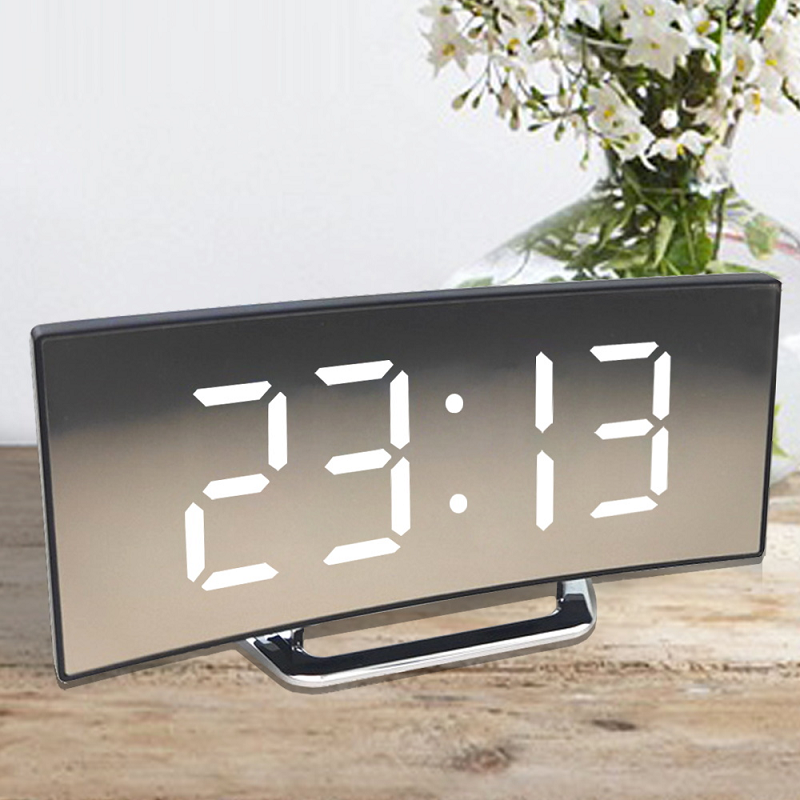 LED-Wecker mit gebogenem Spiegeldisplay und Temperaturanzeige