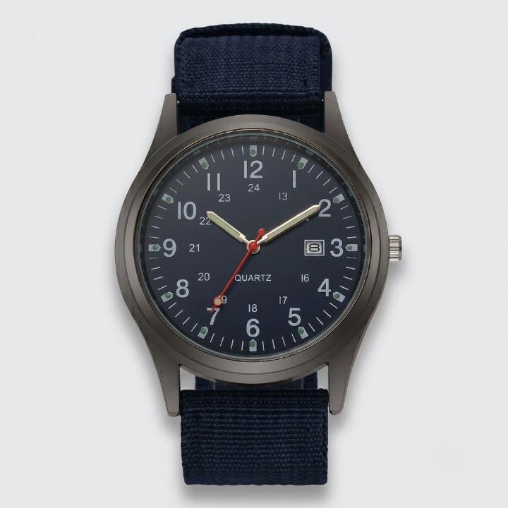 Militäruhr mit Canvasarmband und Leuchtzeigern