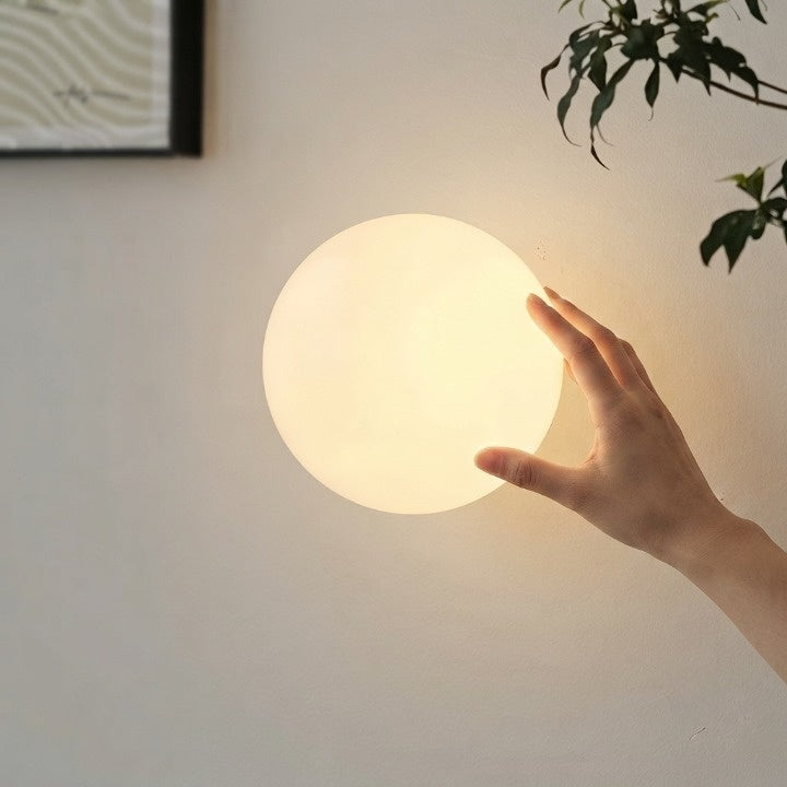 Wandleuchte Glaskugel milchweiss – Minimalistisches Design