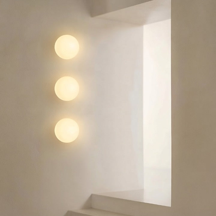 Wandleuchte Glaskugel milchweiss – Minimalistisches Design