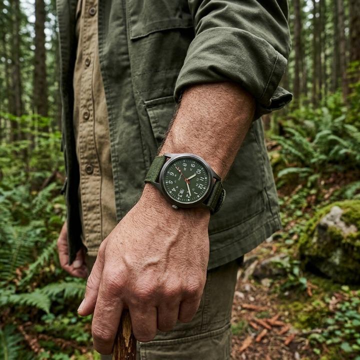 Militäruhr mit Canvasarmband und Leuchtzeigern