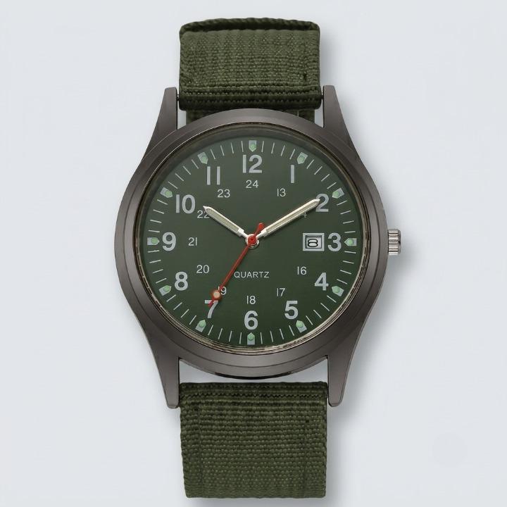 Militäruhr mit Canvasarmband und Leuchtzeigern