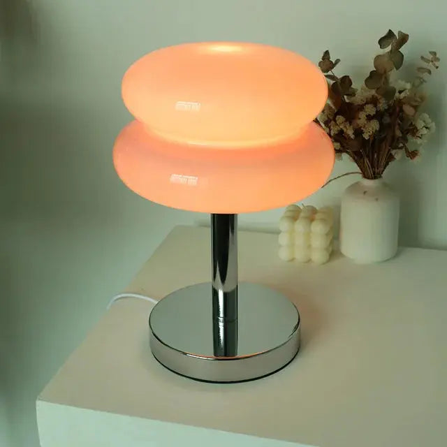 Glas-Tischlampe mit farbigem Lampenschirm