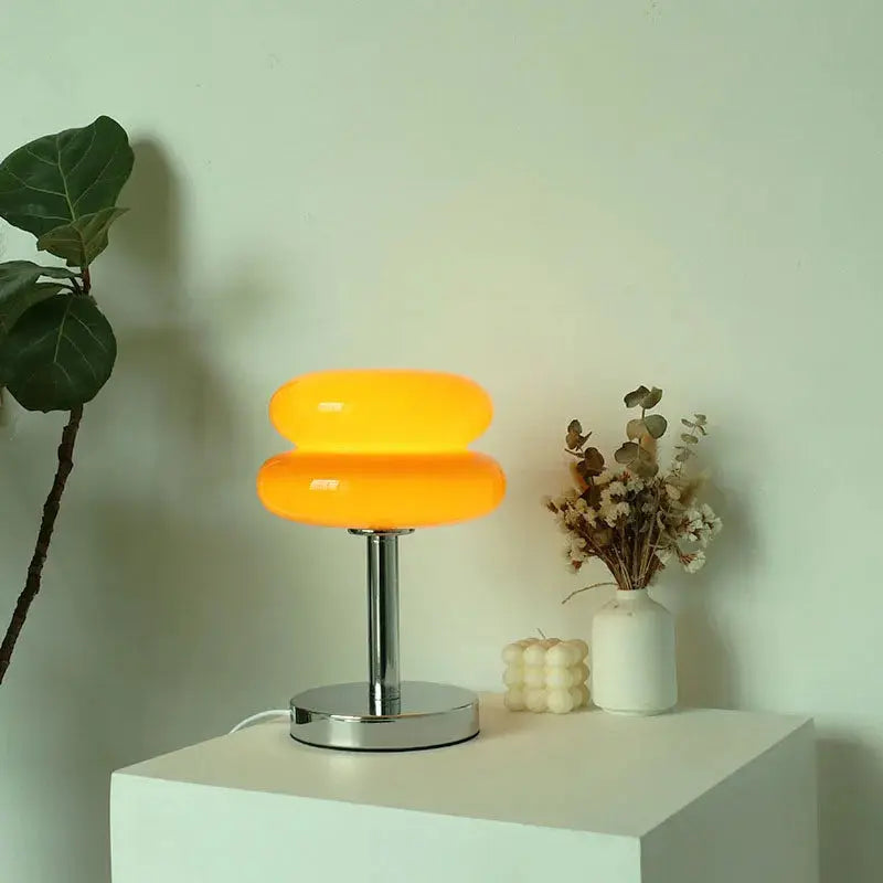 Glas-Tischlampe mit farbigem Lampenschirm
