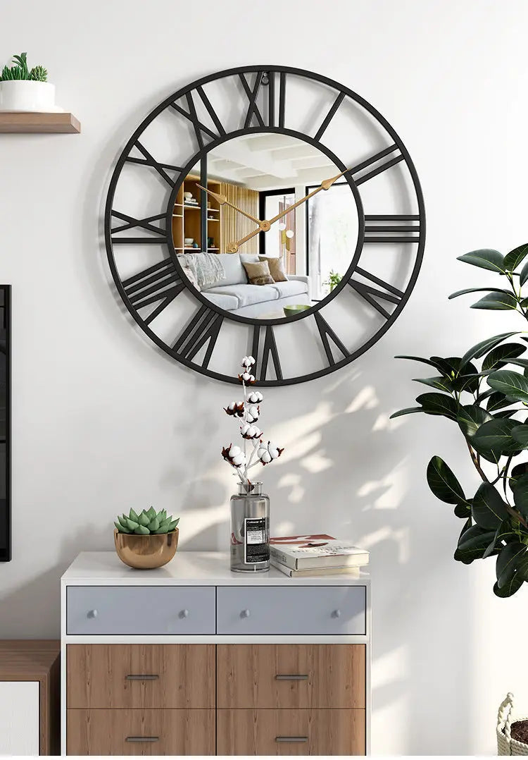 Wanduhr aus Metall mit Spiegelelementen