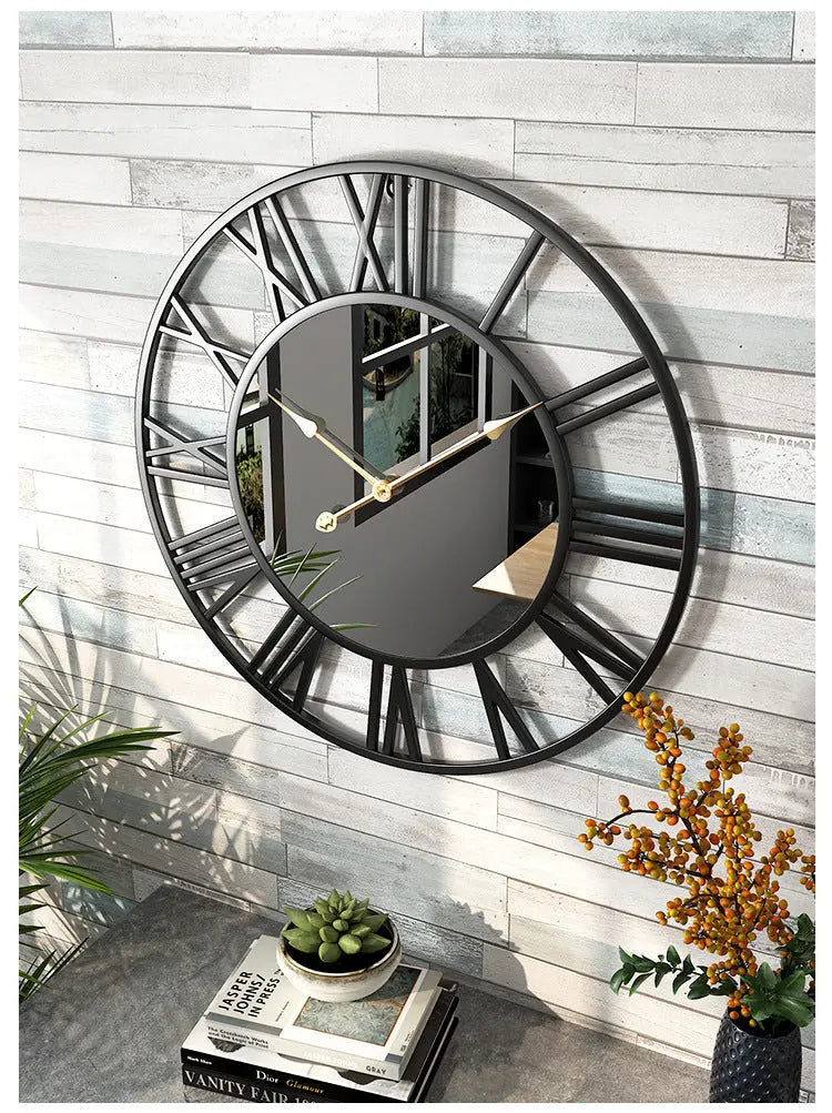 Wanduhr aus Metall mit Spiegelelementen
