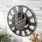 Wanduhr aus Metall mit Spiegelelementen
