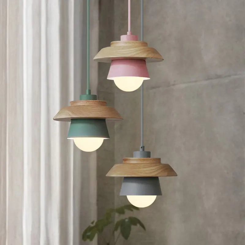 Pendelleuchte aus Holz und Aluminium im nordischen Design
