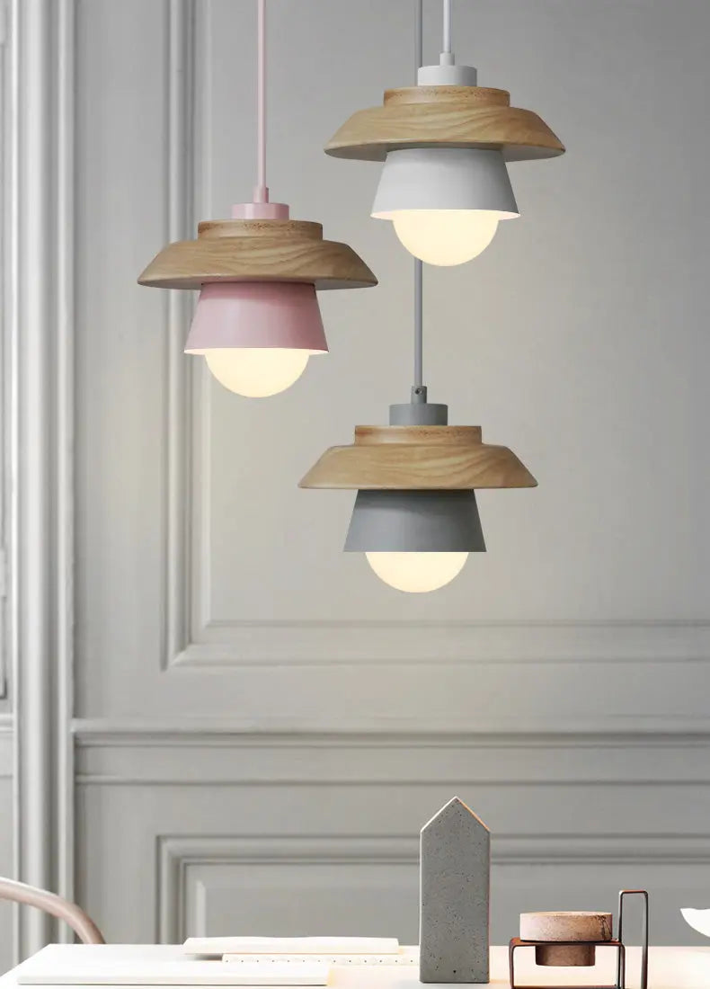 Pendelleuchte aus Holz und Aluminium im nordischen Design