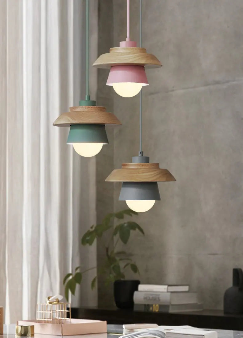 Pendelleuchte aus Holz und Aluminium im nordischen Design